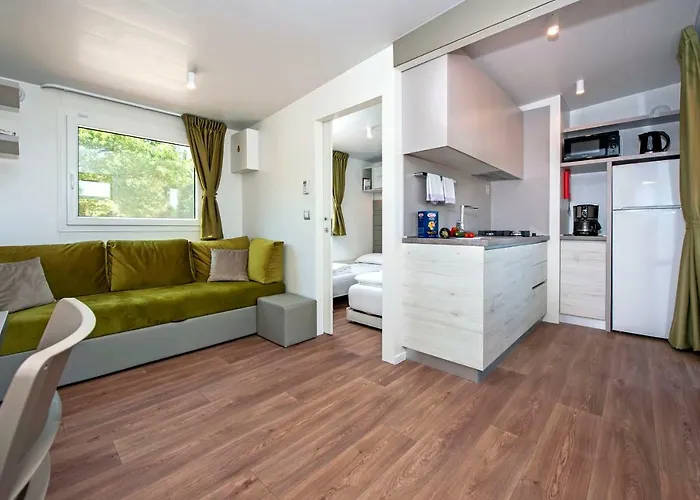 פארק נופש Campsite Lanterna Mobile Homes Mediteran Kamp פורץ